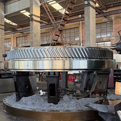 Los engranajes de doble hélice diseñados para la transmisión de par elevado en aplicaciones de maquinaria industrial